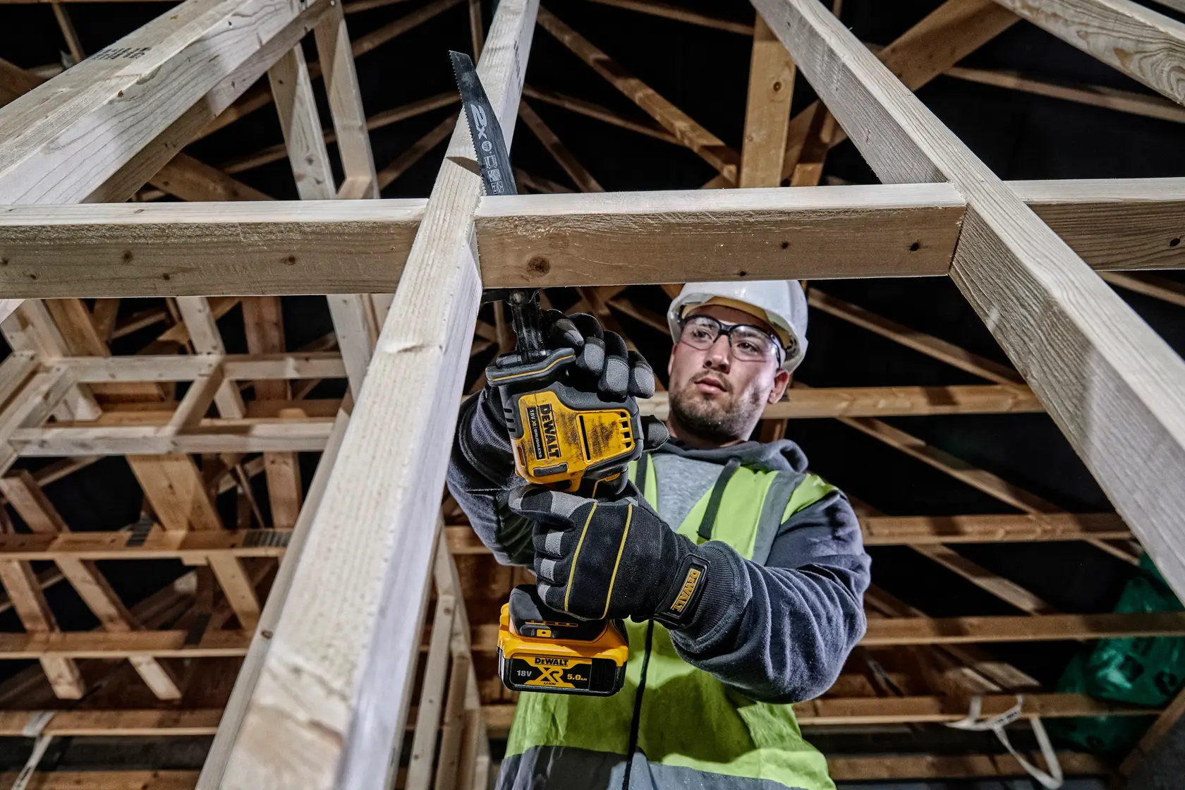 DEWALT saw used for woodwork. SKUs: DCS369N, DCZ1401P2X2-XE, DCS369, DCZ409P2-XE, DCZ601P2-XE, DCZ801P3-XE.